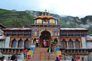 Badrinath_Temple_front_view-1-e1540373824563_5e2980f6bde67da17ebef239a4502774